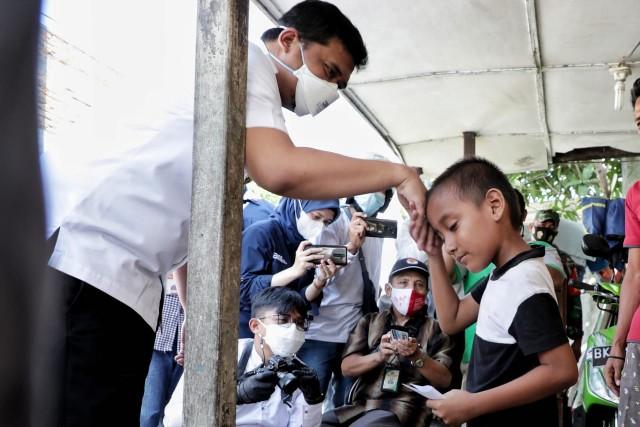 Wali Kota Medan Bagikan Sembako Langsung Ke Rumah Warga