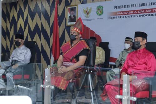 Berpakaian Adat Batak Toba, Wali Kota Ikuti Upacara Peringatan Hari Lahir Pancasila