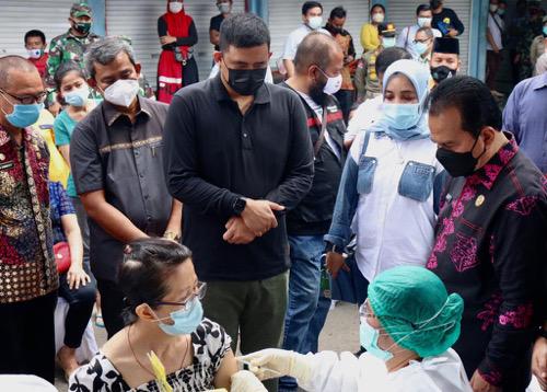 Bobby Tinjau Pelaksanaan Vaksinasi Pedagang di Pasar Sei Sikambing