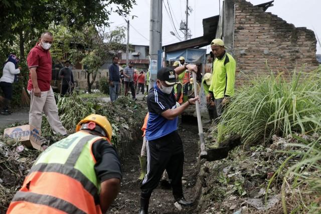 Jajaran Kecamatan Medan Timur Gotong Royong Massal di Jalan Ampera