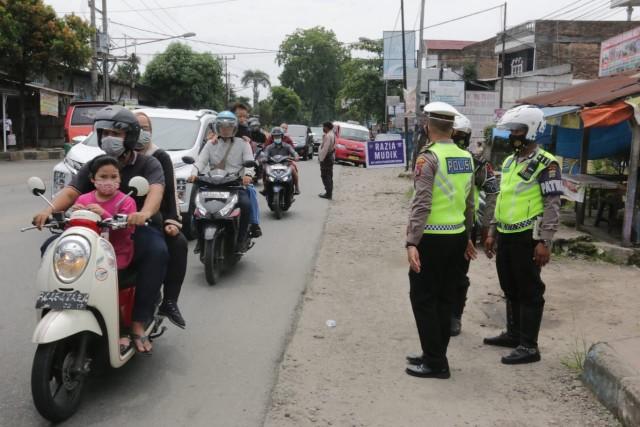 Petugas Menghentikan Belasan Kendaraan Berplat Luar Daerah Yang Akan Memasuki Kota Medan