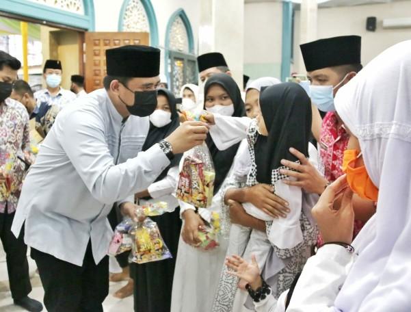 Wali Kota Medan Manfaatkan Safari Ramadhan Untuk Berbagi Dengan Anak Yatim Piatu