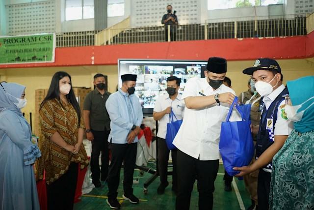 Wali Kota Medan Bagikan 10.000 Paket Sembako Untuk Petugas Harian Lepas di Lingkungan Pemko Medan