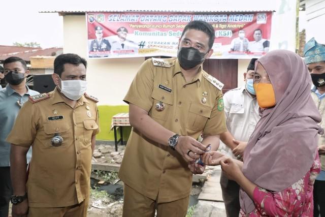 Serahkan Kunci Rumah Baru Korban Kebakaran, Wali Kota Medan Berterima Kasih dan Apresiasi KSJ