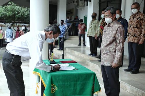 Plh Wali Kota Medan Serahkan SK Pengangkatan PPPK di Lingkungan Pemko Medan