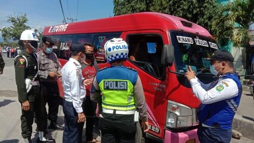 Sejumlah Petugas Memeriksa Angkutan Umum dan Kendaraan Pribadi Yang Memasuki Kota Medan