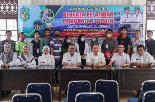 Pelatihan Pembuatan Sepatu Upaya Mewujudkan Program Bobby Nasution Dalam Memajukan UMKM