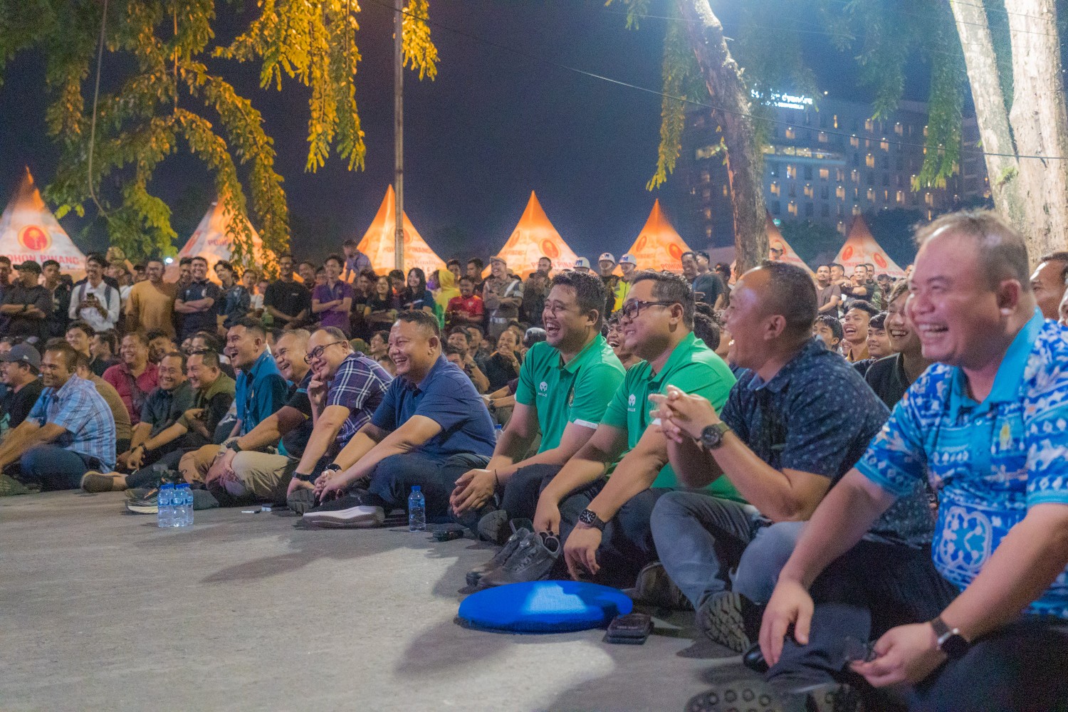 Bobby Nasution & Ribuan Warga Duduk Lesehan di Jalan Imam Bonjol Nobar Timnas Indonesia vs Australia