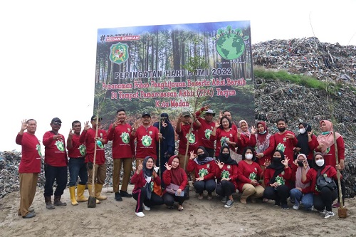 Peringati Hari Bumi, Dinas Kebersihan dan Pertamanan Kota Medan Melakukan Aksi Bersih dan Penanaman Bibit Pohon Di TPA Terjun