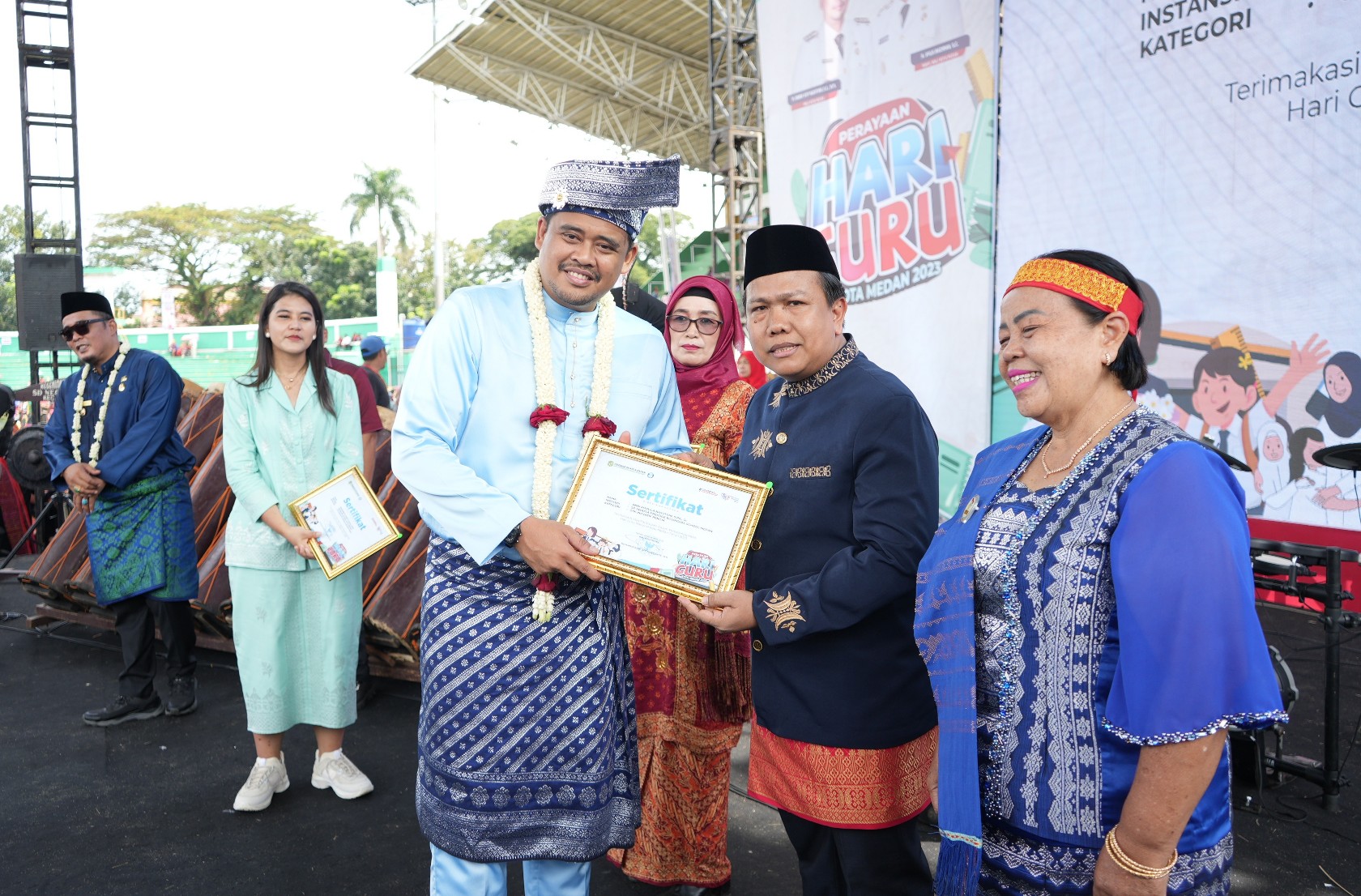 Rayakan Hari Guru, Wali Kota Medan Beri Kado Istimewa Untuk Guru di Kota Medan