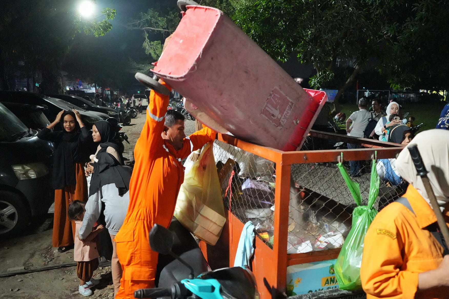 Ditengah Kemeriahan Malam Takbiran, Ada Petugas Kebersihan Yang Selalu Siaga Membersihkan Sampah