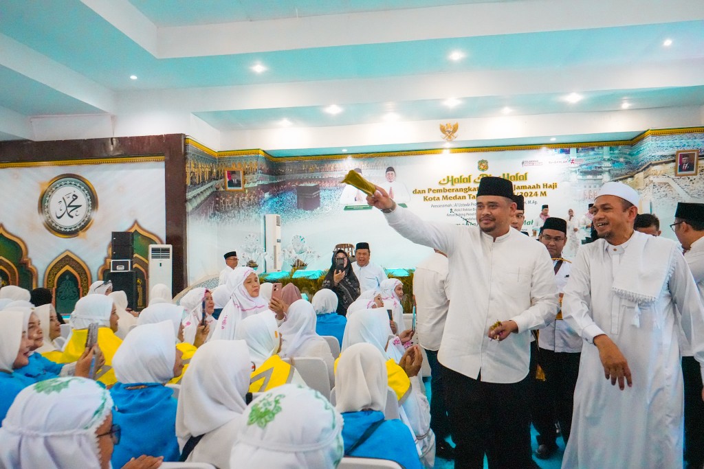 Lepas 2.482 Calhaj Asal Medan, Bobby Nasution Minta Camat Jaga dan Perhatikan Keluarga Jamaah