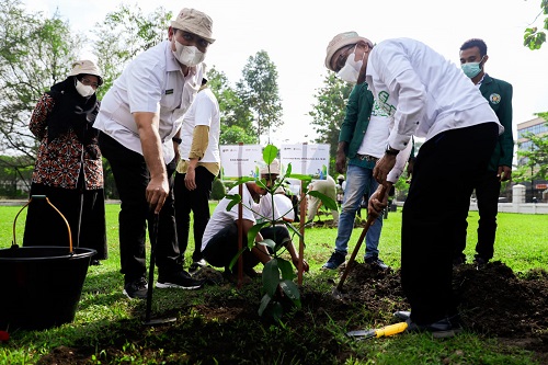 Aksi Nyata Revolusi Mental, Bersama Menko PMK Bobby Nasution Lakukan Penanaman Pohon di USU