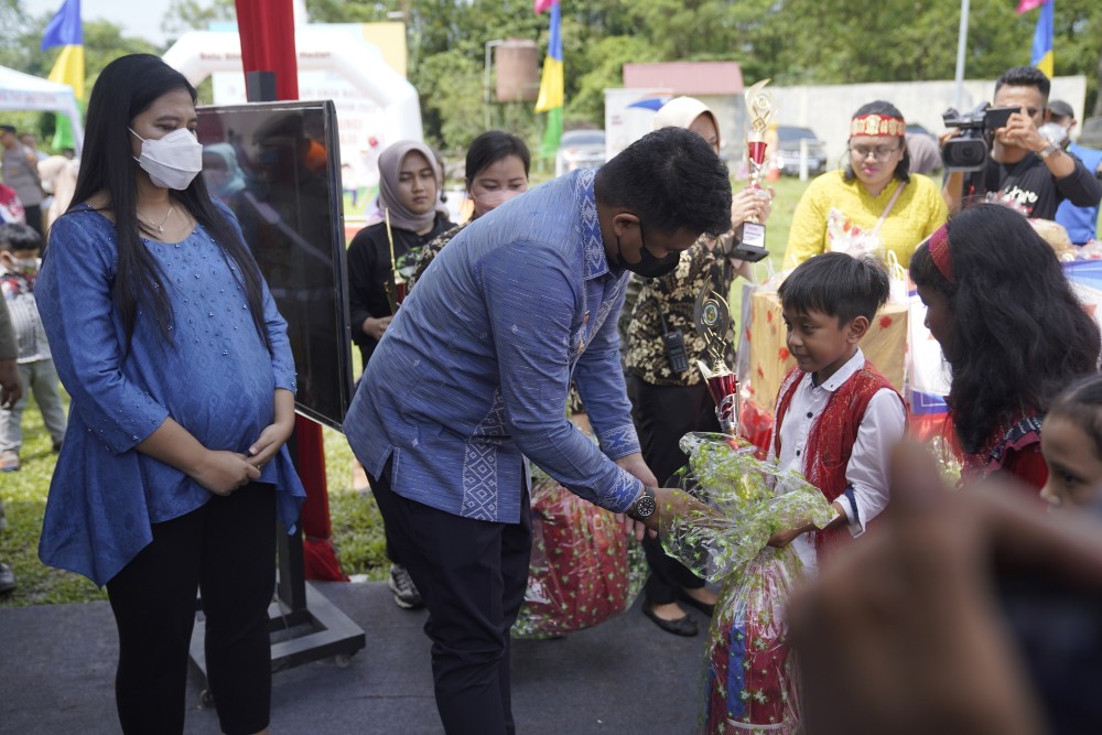 Meriahkan Puncak Peringatan Hari Anak Nasional Tingkat Kota Medan, Bobby Nasution Bagikan Sepeda Kepada Anak-Anak
