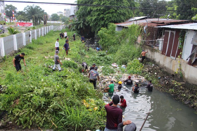 Atasi Dampak Banjir, Kecamatan Medan Helvetia Gotong Royong Bersihkan Sungai Bederah