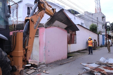 Satpol PP Medan Bongkar Bangunan Pos di Atas Drainase di Kecamatan Medan Area