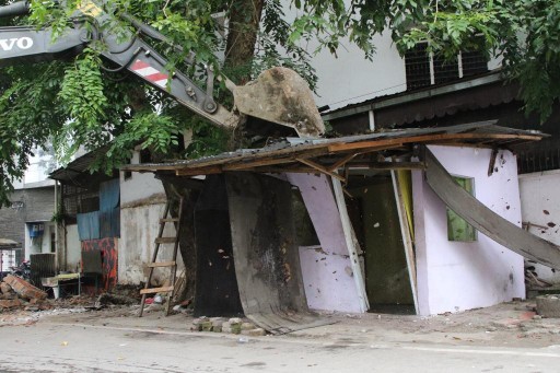Tim Gabungan Pemko Tertibkan Bangunan Pos OKP di Medan Petisah