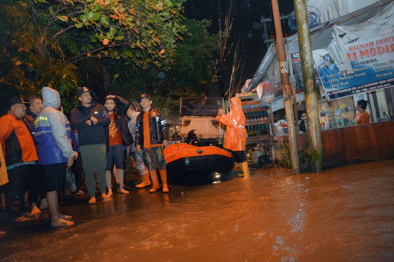 Bobby Nasution Tinjau Banjir Jalan Perjuangan, Pastikan Warga Aman & Dilayani Dengan Baik