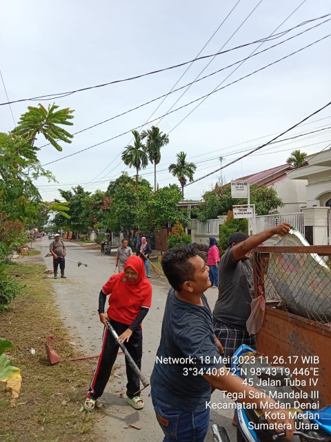 Rumput Liar dan Sampah Jadi Fokus Petugas Kebersihan Medan Denai Dalam Gotong Royong