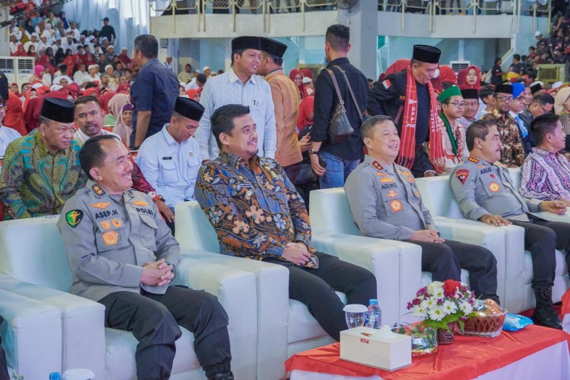Bobby Nasution Dampingi Wakapolri Serahkan 5.000 Paket Sembako kepada Komunitas Masyarakat Sumut