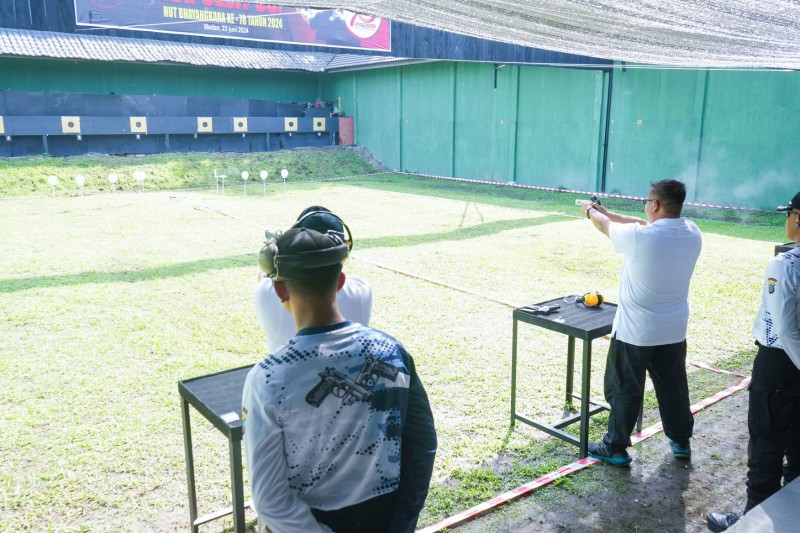 Pj Sekda Kota Medan Unjuk Skill Menembak diajang Lomba Menembak Kapolda Cup