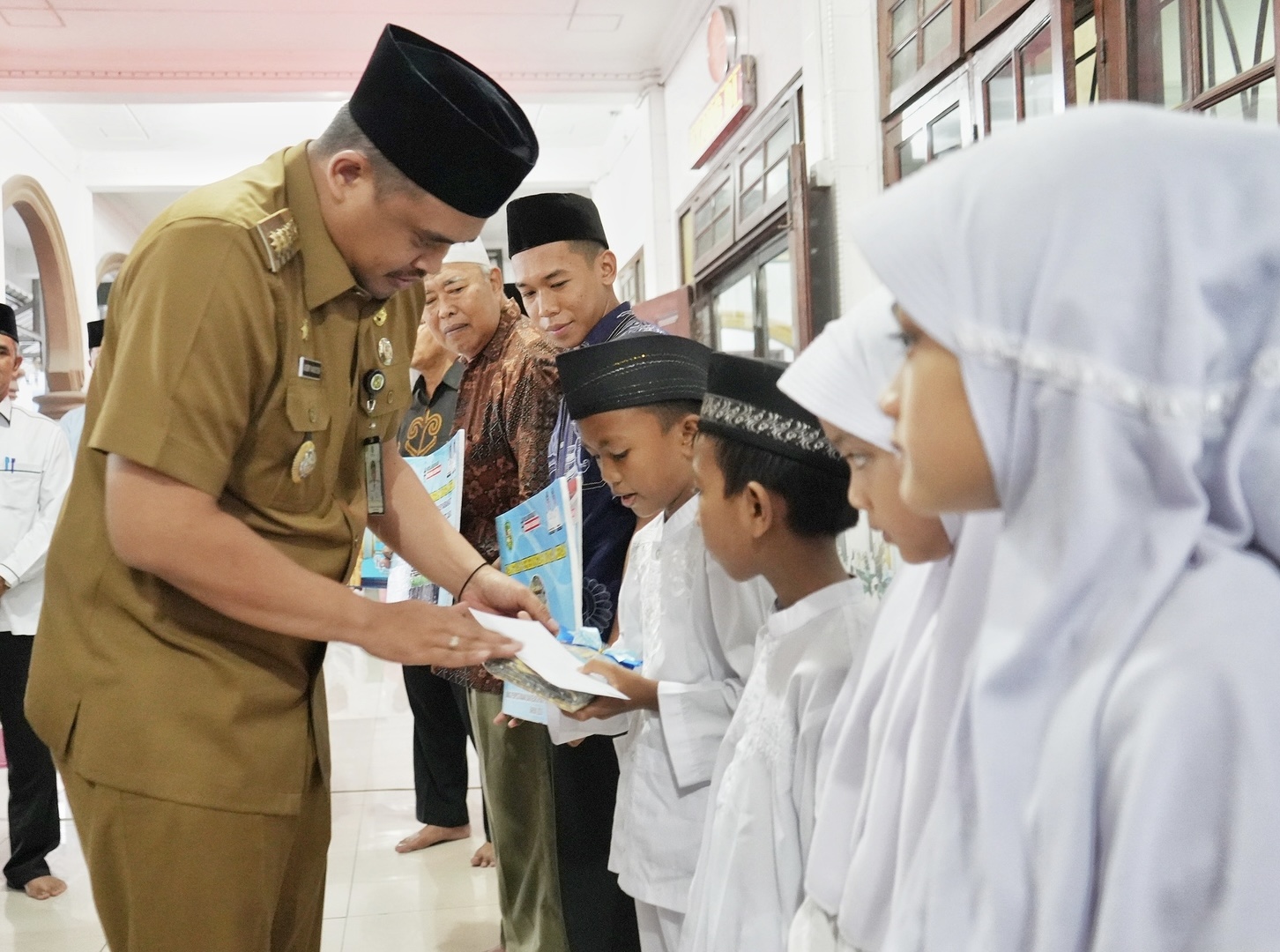 Jalin Silaturahmi dengan Masyarakat, Wali Kota Medan Bersafari Ramadan ke Masjid Al Mustaqim