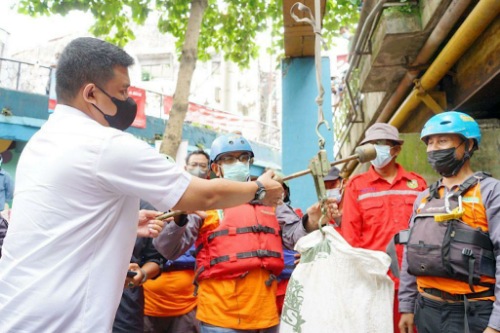 Kreatif Laksanakan Program Prioritas Bobby Nasution,  Kelurahan Teladan Barat Buat Gaun Pengantin Dari Sampah Plastik