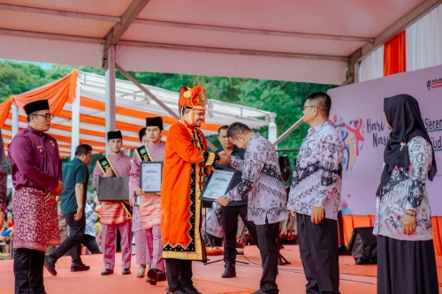 Upacara Hari Guru Nasional, Bobby Nasution Bagikan 3.000 Pasang Sepatu & Sertifikat Bagi Pahlawan Tanpa Jasa